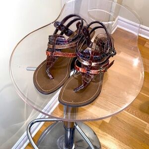 Whizz strappy buckle sandals 🩴 in brown & metallic shades. Slight wedge heel 🤎